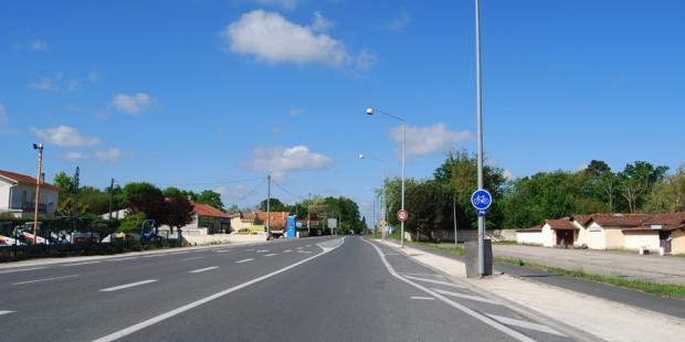 L'entre-deux Bordeaux-Arcachon est un axe important de développement de l'urbanisation : au long de la RD1250 se forme progressivement un couloir bâti qui empiète de plus en plus sur cette coupure d'urbanisation majeure - Pessac 