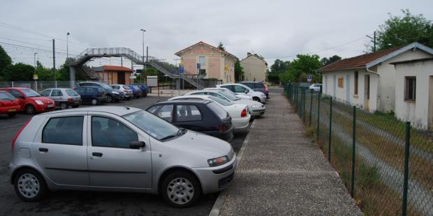 Le développement de poches de stationnements à proximité des gares facilite l'utilisation quotidienne des lignes ferroviaires pour les usagers réguliers - Beautiran 