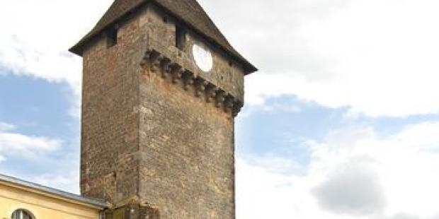 La porte fortifiée marque l'ancienne enceinte du bourg médiéval - Saint-Macaire 