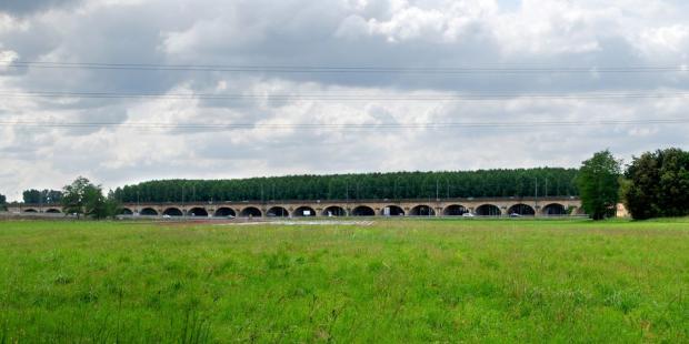 Ce viaduc datant de 1855 permet le franchissement des zones inondables de la vallée - Saint-Macaire 