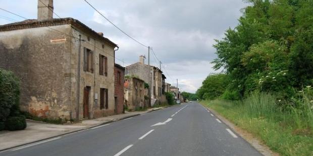 Le hameau du Pas-Saint-Georges, coincé entre voie ferrée et RD1113, au pied du coteau - Casseuil 