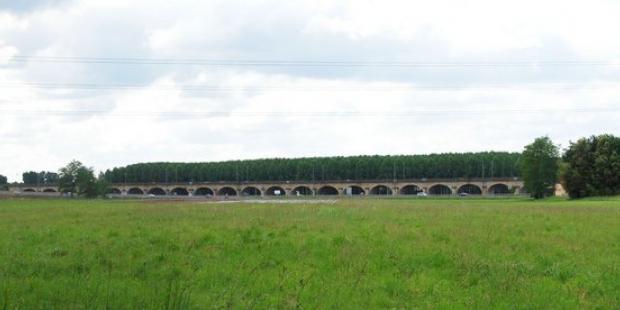 A l'ouest de Saint-Macaire, la voie ferrée emprunte un viaduc majestueux, longé à ses pieds par la RD1113 