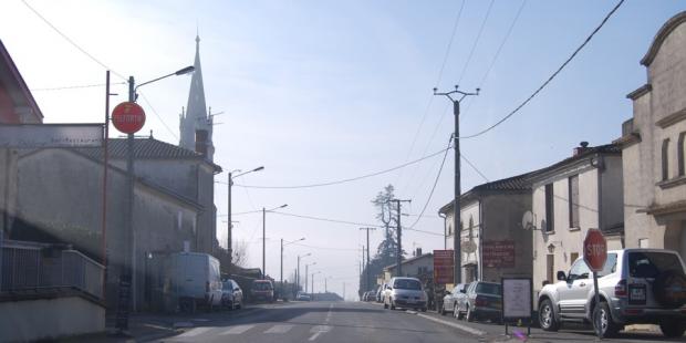 Les petits villages sont particulièrement touchés par le passage de routes importantes : ici, la traversée du Pian-sur-Garonne par la RD672 ne laisse aucune place à l'espace public. 