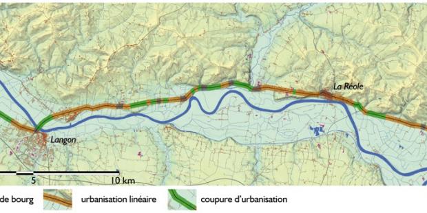 Ce tronçon de la RD1113, entre Lamothe-Landerron à l'est et Preignac à l'ouest, est révélateur de l'ampleur du problème de l'urbanisation linéaire : sur une très large majorité du parcours, la route s'accompagne de bâti plus ou moins dispersé, et les coupures d'urbanisation et respirations se font rares au fil de cet axe majeur de découverte des paysages de vallée de Garonne. 