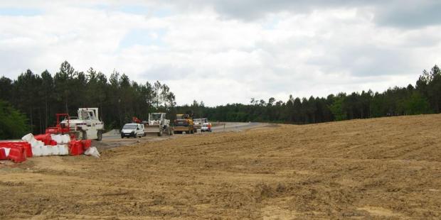 Le trajet de l'autoroute A65 emprunte ici un vallon boisé - Coimères