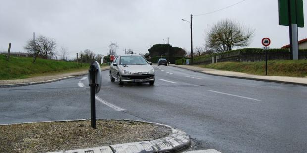 La plupart des aménagements de voirie privilégient la voiture, au détriment d'autres pratiques, Artigues-près-Bordeaux 