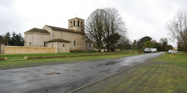Autour de l'église isolée, un vaste espace public est aménagé, Artigues-près-Bordeaux