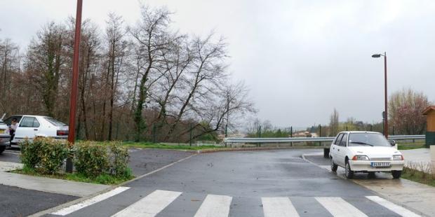 Derrière les barrières de sécurité, le vallon du Gua, 'effacé' du paysage, Artigues-près-Bordeaux 
