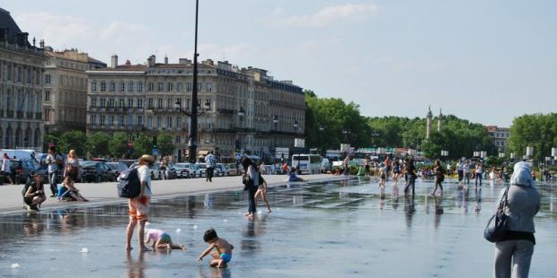 Le miroir d'eau de la place de la Bourse est devenu un aménagement emblématique de Bordeaux 
