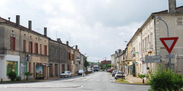 La place centrale de Grignols, croisement entre les RD10 et RD655 