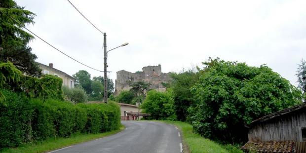 Le château de Langoiran se révèle depuis la route