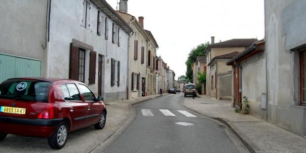 La rue principale de Castets-en-Dorthe sur la RD224 