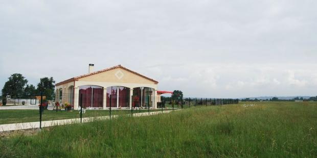 Les nouvelles constructions isolées, implantées en bord de route, occupent le premier plan des paysages perçus en les banalisant - Loupiac-de-la-Réole 