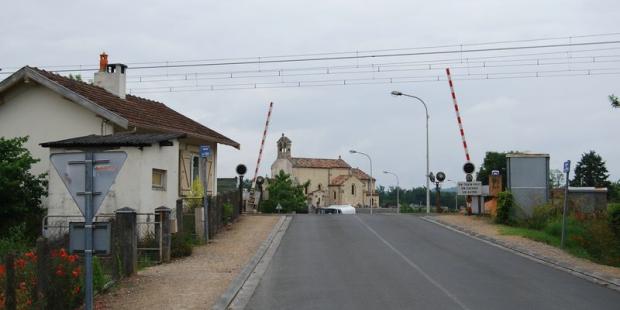 Malgré la voie ferrée surélevée, on perçoit la position légèrement en hauteur de l’église - Saint-Médard-d’Eyrans
