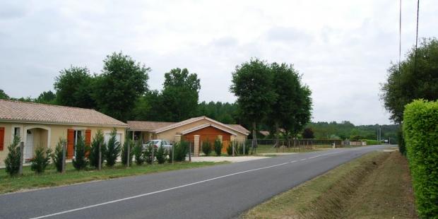 Implantation des bâtiments, banalité de l'architecture et traitement des haies et clôtures dégradent fortement les paysages - Roaillan 