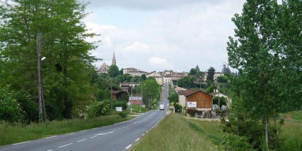 Entrée dans Bazas par le vallon du Beuve : la silhouette de la ville est dominée par la cathédrale 