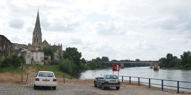 L'église surplombe le fleuve, signalant la position du bourg ancien - Langon 
