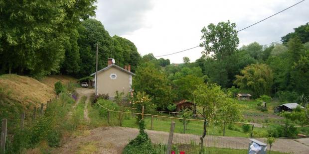 Le vallon en contrebas, au sud de Bazas, est occupé par des jardins partagés 