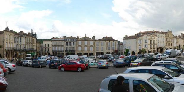 La place centrale, entièrement dévolue aux voitures - Bazas 