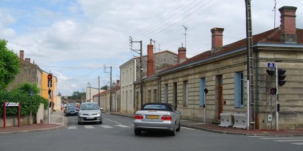 Le bâti reste groupé, formant des façades continues, mais la ville respire davantage - Langon 