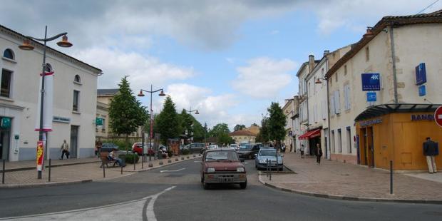 Les axes prennent de l'ampleur autour de la vieille ville, l'urbanisation se relâche - Bazas
