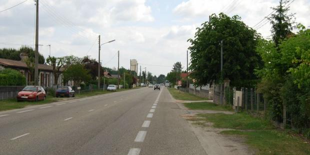 Les abords de la route sont peu amènes : absence de trottoirs ou de piste cyclable, stationnement désorganisé... - Belin-Beliet 