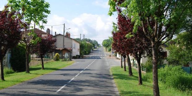 Les longues routes rectilignes sont ponctuées de villages - Aillas