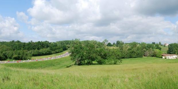 L'important remblai de la route souligne le relief de ce vallon - Saint-Côme 