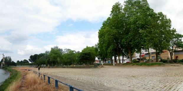 Le port offre un bel espace, en contact direct avec le fleuve - Langon 