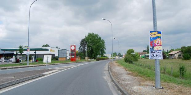 Les zones commerciales s'étendent en sortie de ville, à proximité de l'accès à l'autoroute A65 - Bazas 