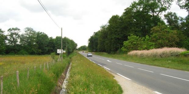 En arrivant dans le vallon du Gruisson, un de ses affluents longe la route dans un cuvelage de béton disgracieux - Coimères 