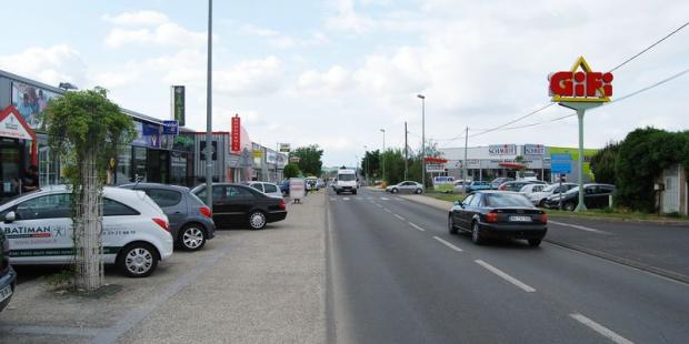 Les routes aux abords de Langon sont gagnées par une urbanisation lâche constituée en grande partie de zones commerciales 