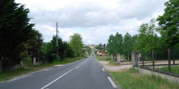 En approchant de Bazas par l'est, la route révèle le relief du vallon du Beuve 