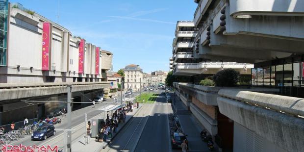 L'urbanisme sur dalle de Mériadeck sépare les circulations, au sol, des bâtiments surélevés 