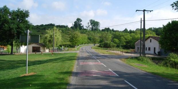 Au nord d'Aillas, la route franchit le coteau boisé du vallon 