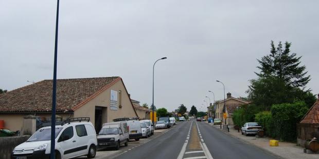 Un village-rue s’est constitué au long de la RD1113 à Portets, à quelque distance du centre ancien du village