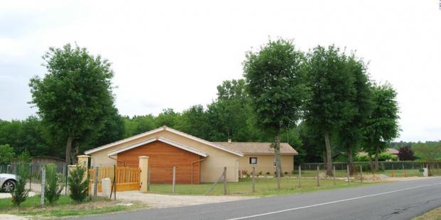 Les bords de routes présentent souvent un visage banalisé par les pavillons - Roaillan 