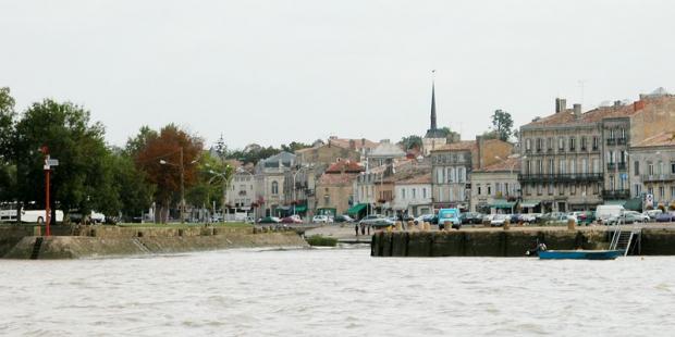 Vus depuis l'estuaire, les quais maçonnés et les habitations du bourg forment une belle façade portuaire - Blaye 