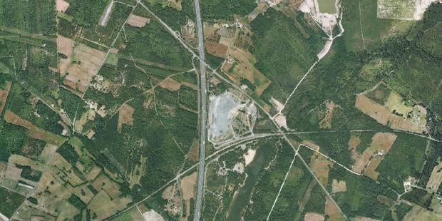 Le croisement de la voie ferrée, de l'autoroute A10 et de la RD18 multiplie les obstacles et crée une discontinuité majeure entre les espaces boisés alentour - Saint-Christoly-de-Blaye 