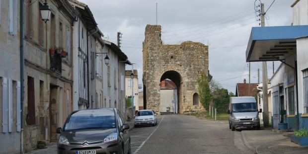 La porte Saint-Léger, au nord-est, vestige des fortifications - Sauveterre-de-Guyenne
