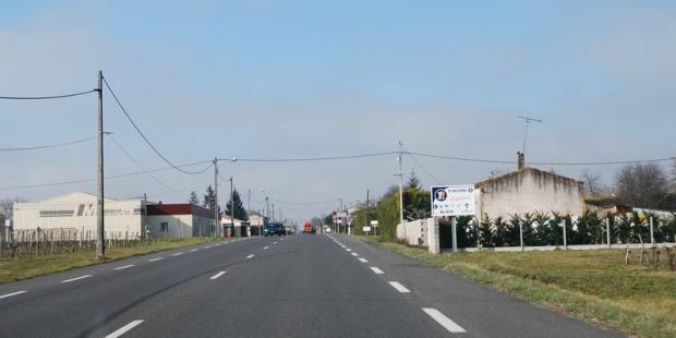 A l'approche de Blaye, la RD937 est bordée de nombreuses constructions récentes. Les bâtiments en bords de route tendent à banaliser les paysages traversés - Cars 
