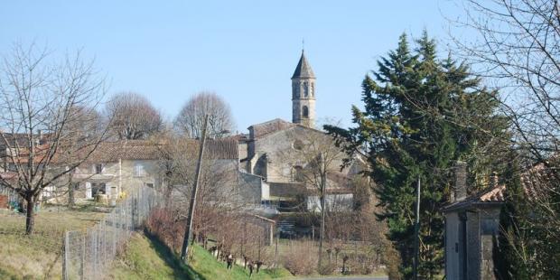 L'église signale le cœur du bourg - Saint-Vivien-de-Monségur 