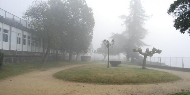 En contrebas du lycée, jardin en terrasse sur la Garonne, noyée dans la brume - La Réole 