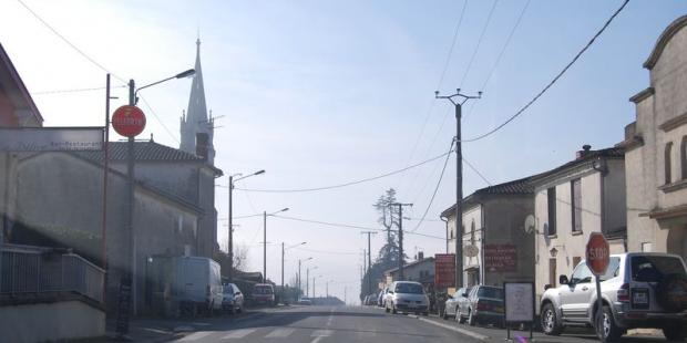 Les traversées routières des villages génèrent des espaces peu valorisés - Le-Pian-sur-Garonne 