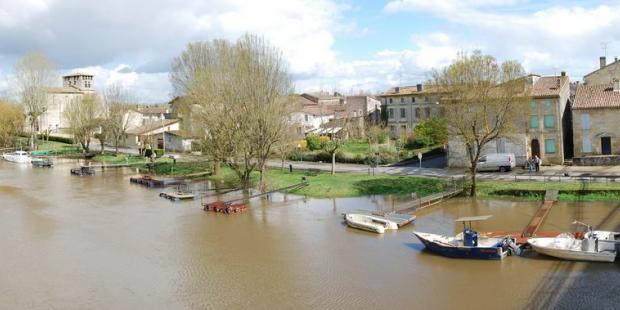 Les berges bâties de Saint-Denis-de-Pile offrent un rapport direct et agréable à la rivière