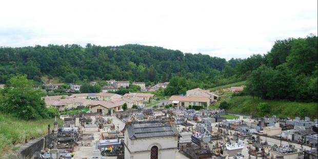 Le lotissement s'impose dans le paysage devant le bourg d'origine - Paillet