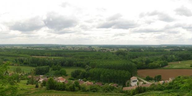 Vue sur la vallée de la Garonne depuis Sainte-Croix-du-Mont 