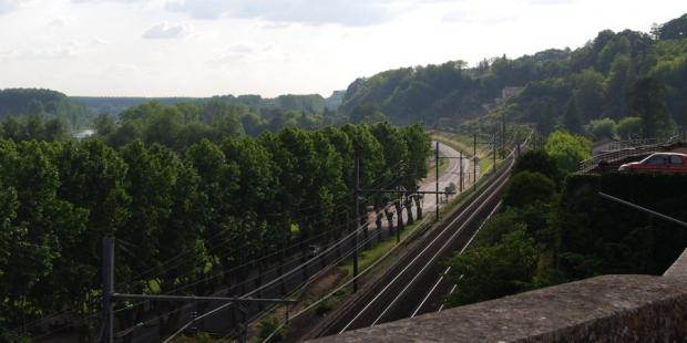 La voie ferrée et la RD9E1 se suivent en parallèle au pied du coteau de La Réole, dessinant une rupture importante entre les pentes boisées et le fond de vallée de Garonne. 