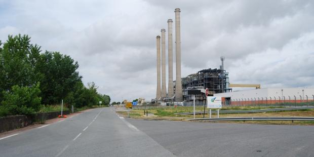 La centrale thermique d'Ambès reste encore un point de repère majeur, mais le démantèlement de l'usine et des cheminées est en cours. 