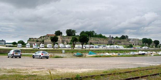 Le stationnement des camping-cars en contrebas des fortifications dévalorise l'image de la citadelle - Blaye 